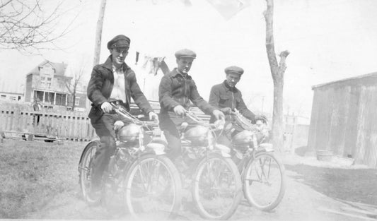 Maurice Brière, Laurent Charlebois et Yvon Fortin à moto