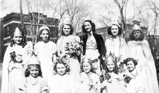 Les reines de la joie devant l'école Notre-Dame-des-Victoires