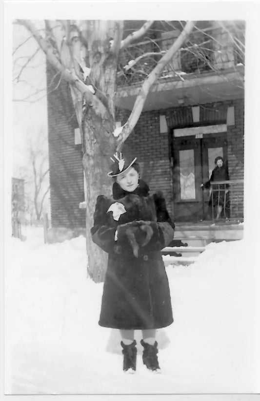 Femme en hiver sur la rue Louis-Veuillot