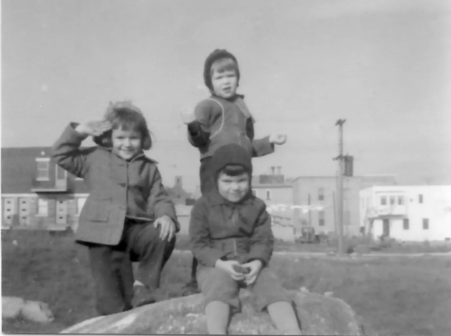 Trois enfants Place du Sanctuaire