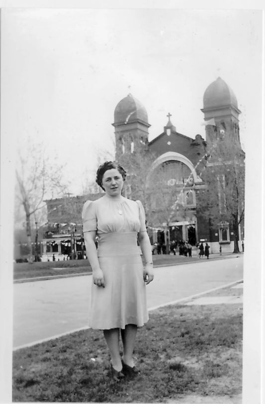 Femme devant l'église Notre-Dame-des-Victoires