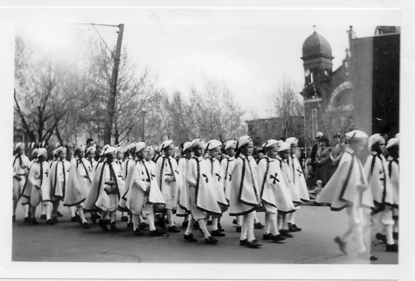 Procession dans la paroisse Notre-Dame-des-Victoires